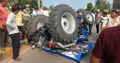 स्टेट हाइवे पर सरपट दौड़ता ट्रैक्टर औंधे मुंह पलटा, दो घायल