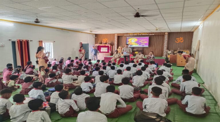 सायबर जागरूकता अभियान के तहत सरस्वती शिशु विद्या मंदिर में जागरूकता कार्यक्रम 1 shishu