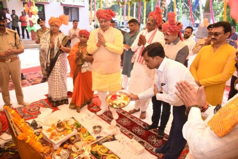 केंद्रीय मंत्री और प्रभारी मंत्री श्री पटेल ने विजयादशमी पर किया शस्त्र-पूजन 1 केंद्रीय मंत्री और प्रभारी मंत्री श्री पटेल ने विजयादशमी पर किया शस्त्र-पूजन 01