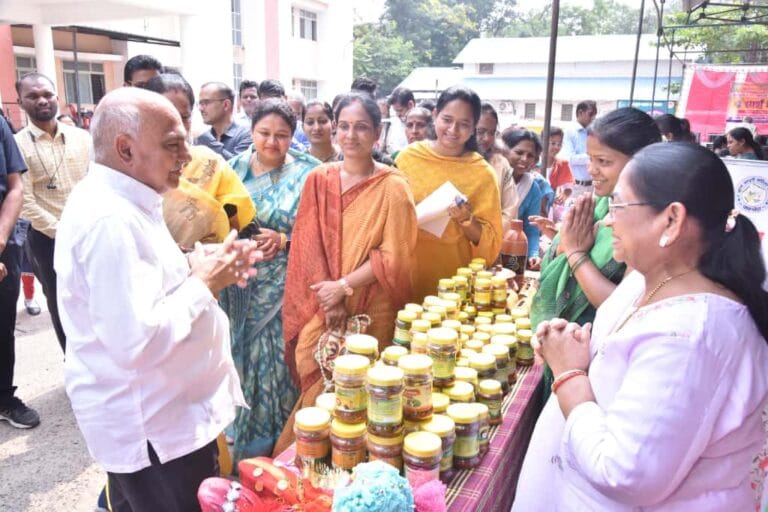 जनप्रतिनिधियों और अधिकारियों ने खरीदे दिव्यांगजनों द्वारा निर्मित उत्पाद 1 जनप्रतिनिधियों और अधिकारियों ने खरीदे दिव्यांगजनों द्वारा निर्मित उत्पाद 02