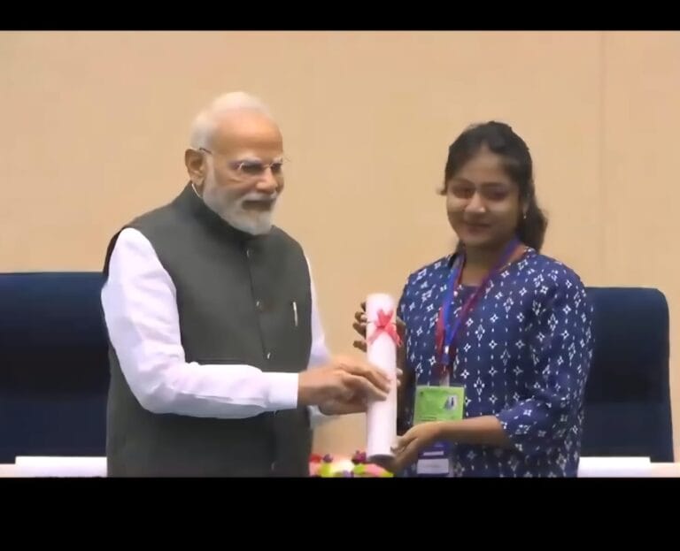 प्रधानमंत्री श्री मोदी ने बैतूल जिले की छात्रा त्रिशा को किया सम्मानित 01