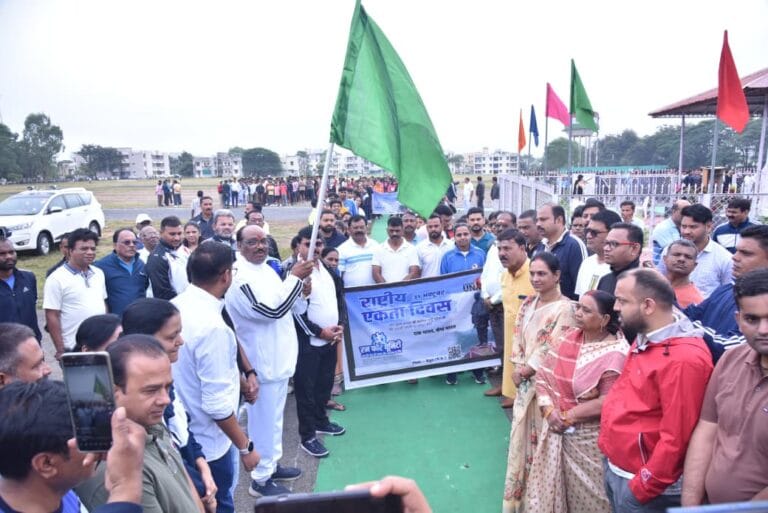 केंद्रीय राज्यमंत्री श्री दुर्गादास उईके ने दिलाई एकता की शपथ, दिखाई हरी झंडी 32 राष्ट्रीय एकता दिवस पर बैतूल में एकता दौड़ का आयोजन 02