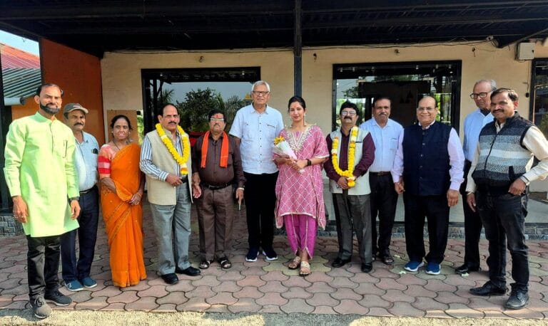 मिसेज यूनिवर्स दिव्या चौधरी का बैतूल पहुंचने पर किया भव्य अभिनंदन 12 12