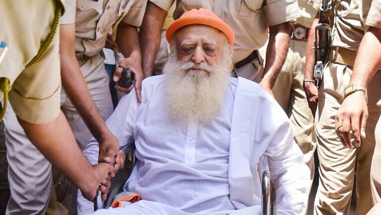 संत आशारामजी बापू को 6 माह की अंतरिम जमानत पर झूमे साधक 3 Asaram_1736534739566_1761726389229
