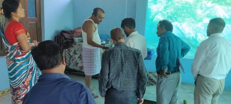अवैध रूप से संचालित झोलाछाप डॉक्टरों के क्लीनिकों पर स्वास्थ्य विभाग की बड़ी कार्रवाई, क्लिनिक सील 18 FB_IMG_1762647615166