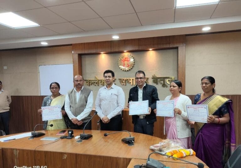 100 फ़ीसदी डिजिटाइजेशन करने वाले बीएलओ को कलेक्टर श्री जैन ने किया सम्मानित 3 FB_IMG_1763634076969