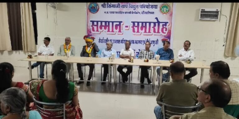 मुख्य अभियंता जे सी जुनवाल ने सेवानिवृत्त कर्मचारियों का किया सम्मान 14 IMG-20251105-WA0002