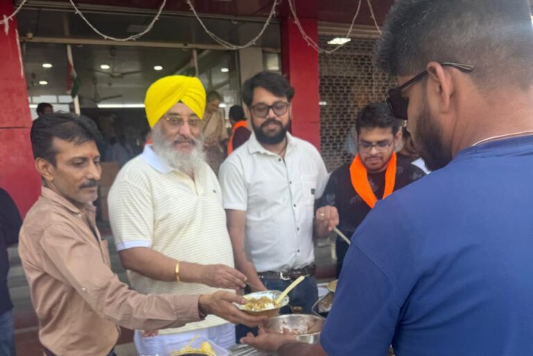 गुरु नानक देव जी के प्रकाश पर्व पर साहनी एंड संस ने की लंगर सेवा 14 IMG-20251106-WA0050