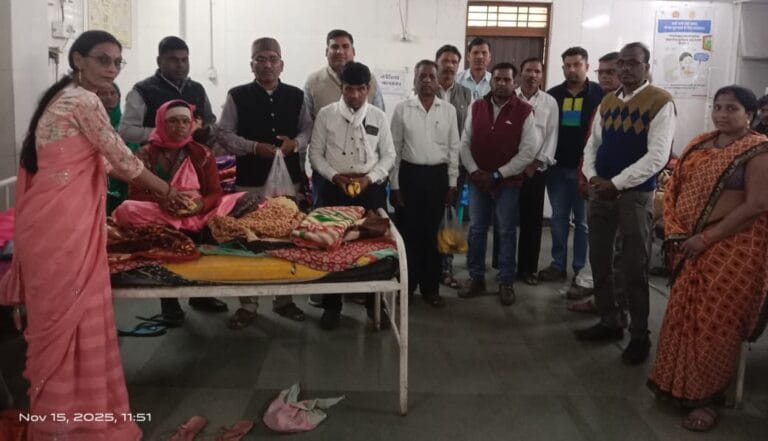 मरीजों को फल वितरित कर अजाक्स ने मनाई बिरसा मुंडा जयंती 8 IMG-20251116-WA0223