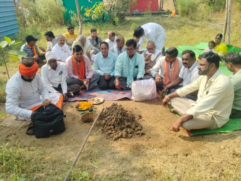 पंचमुखी हनुमान मंदिर प्रांगण में गुरुवार को यज्ञ का भूमि एवं ध्वज का हुआ पूजन 33 IMG-20251121-WA0013