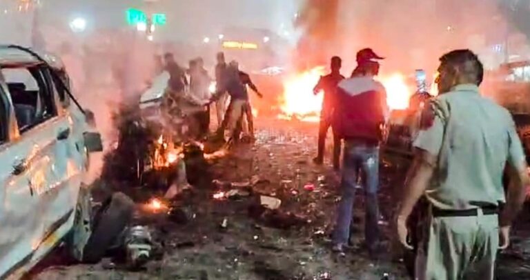 दिल्ली के लाल किला के पास धमाका, 10 लोगों की मौत,16 घायल 20 PTI11-10-2025-000277B-0_1762784247591_1762784256173