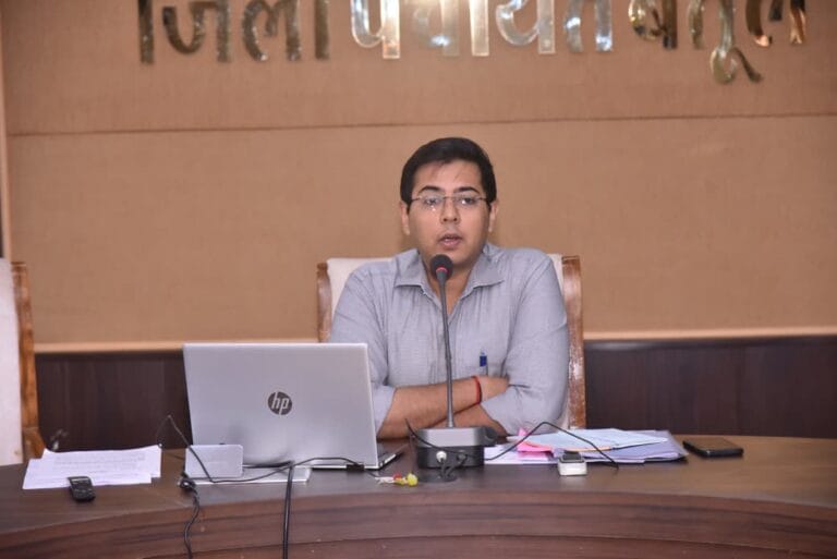 विशेष गहन पुनरीक्षण में लापरवाही बर्दाश्त नहीं की जाएगी _प्रभारी कलेक्टर श्री अक्षत जैन 8 TL BAITHAK 06
