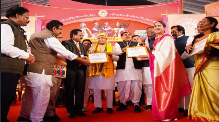 मुख्यमंत्री डॉ यादव ने सीएमएचओ डॉ मनोज हुरमाड़े और डॉ अंकिता सिते को किया सम्मानित 20 site