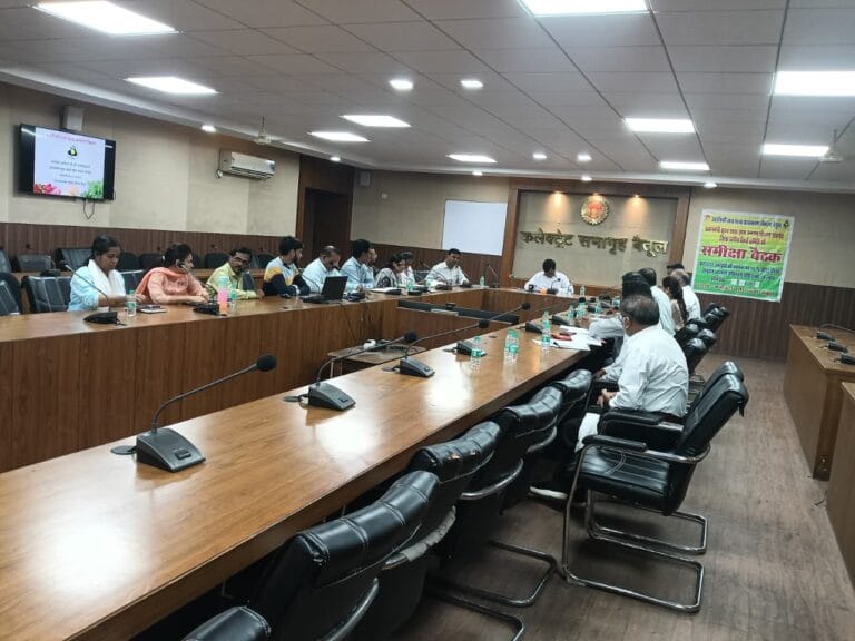 समीक्षा बैठक _ शून्य प्रगति वाले तीन अधिकारियों का वेतन रोका 15 समीक्षा बैठक 02
