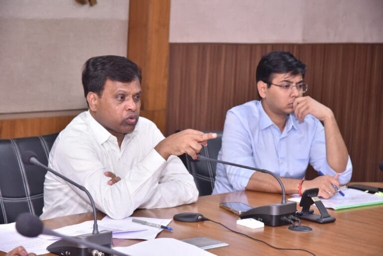 सीएम हेल्पलाइन की शिकायतों का त्वरित निराकरण कराएं : कलेक्टर श्री सूर्यवंशी 22 सीएम हेल्पलाइन की शिकायतों का त्वरित निराकरण 03