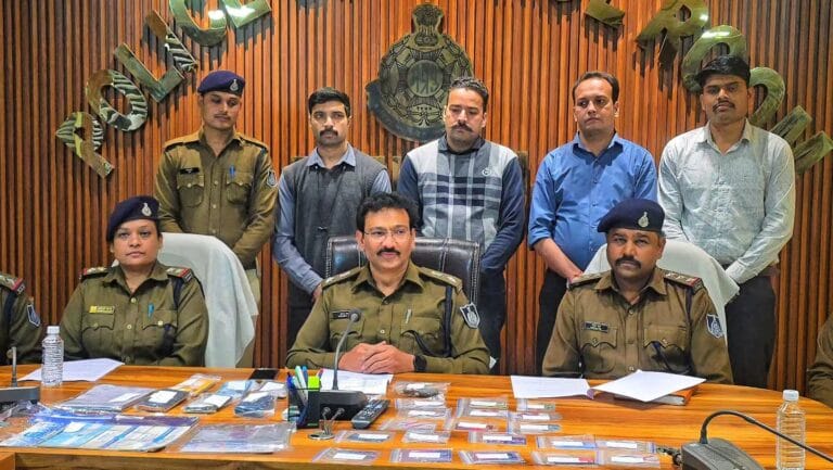 9.84 करोड़ साइबर ठगी के “बड़े खिलाड़ी” गिरफ्तार — बैतूल पुलिस ने अवैध ऑनलाइन बेटिंग व कैश नेटवर्क ध्वस्त किया 20 FB_IMG_1765606457576