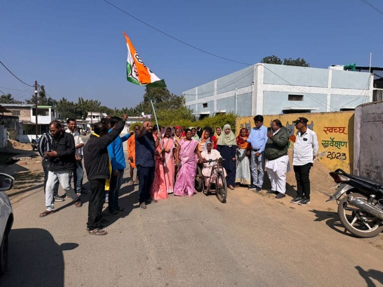 नगर पालिका के खिलाफ चौथे दिन महिलाओं ने संभाला मोर्चा 23 IMG-20251204-WA0071