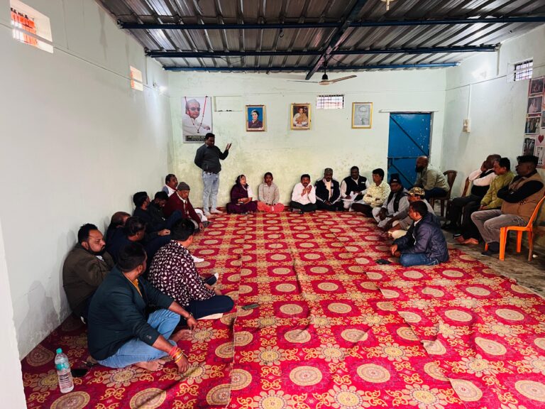 जल आवर्धन कार्यों एवं संबंधित जनसमस्याओं की प्रगति की समीक्षा हेतु कांग्रेस कार्यकर्ताओं की बैठक 24 IMG-20251211-WA0070