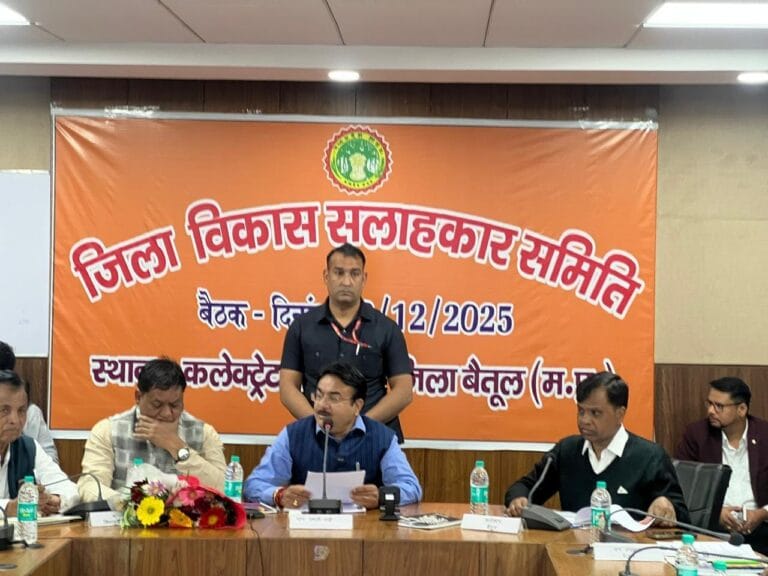 जिला विकास सलाहकार समिति की प्रथम बैठक में छाएं विधायक महेन्द्रसिंह एवं संजय तिवारी 28 IMG-20251214-WA0001