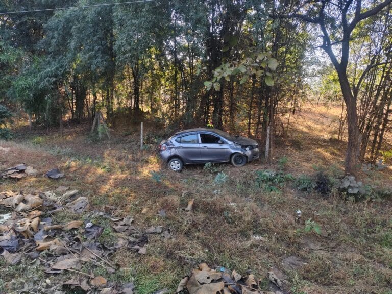 शोभापुर बस स्टैंड के पास कार हादसा, चालक सुरक्षित 21 IMG-20251214-WA0048