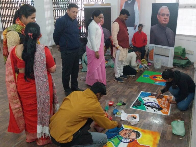 अटल स्मृति वर्ष में महिला मोर्चा ने आयेजित की रंगोली प्रतियोगिता 16 IMG-20251229-WA0100