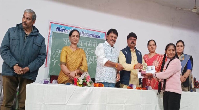 अटल स्मृति वर्ष में छात्राओं ने उकेरे आकृर्षक चित्र 35 bjp