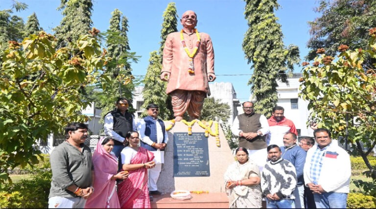 कुशाभाऊ ठाकरे की प्रतिमा पर किया माल्यार्पण केंद्रीय मंत्री, जिला अध्यक्ष ने सुनी मन की बात 21 shh