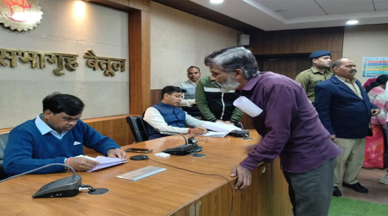 शिकायतों पर कलेक्टर ने अधिकारियों के अवकाश पर लगाया प्रतिबंध 1 sury
