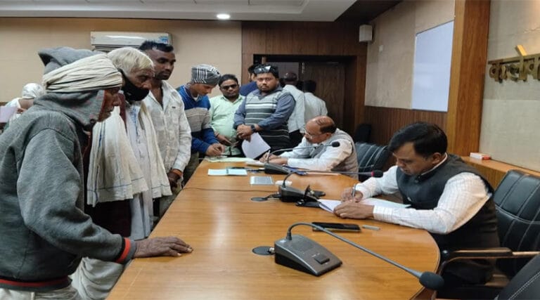कलेक्टर ने दिए पटवारी पर निलंबन की कार्यवाही के निर्देश 22 sury