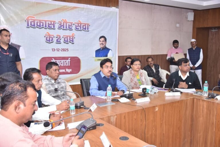 प्रभारी मंत्री की कलेक्ट्रेट सभा कक्ष में पत्रकार वार्ता 32 कलेक्ट्रेट सभा कक्ष में पत्रकार वार्ता का आयोजन 04