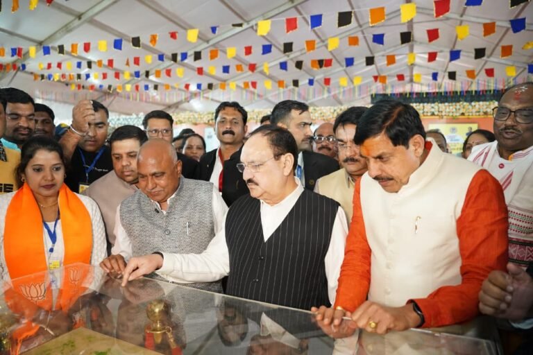 मेडिकल कॉलेज मॉडल,विभागीय प्रदर्शनी एवं स्टालों का किया अवलोकन