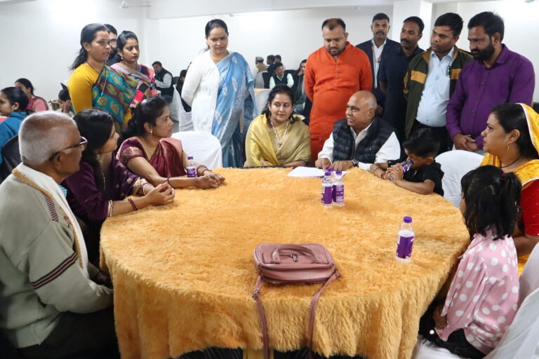 गोद लिए बच्चों एवं पालकों को विधायक ने स्नेह भोज पर आमंत्रित कर किया संवाद 8 IMG_0451