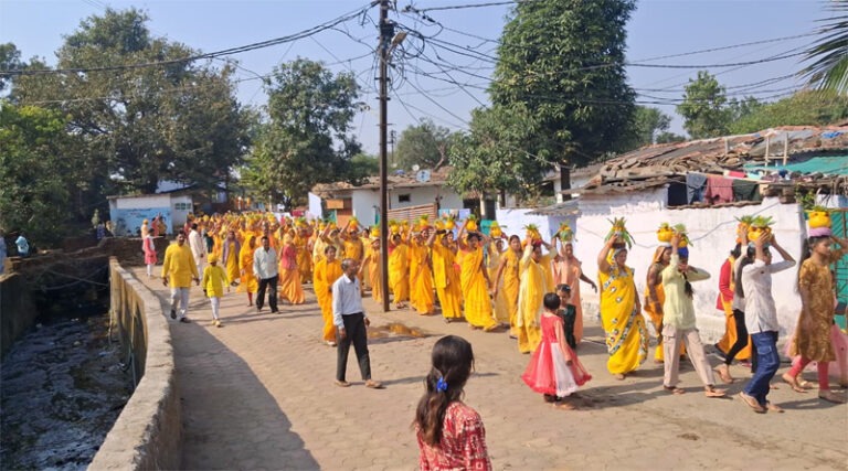 पंच कुंड गायत्री महायज्ञ के उपलक्ष में कलश पूजन संपन्न 3 kalash