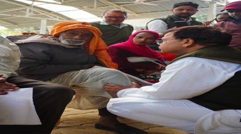 ऊर्जा मंत्री श्री तोमर की जनसुनवाई में कर रहे समस्याओं का हल 10 tomer4