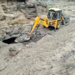 अवैध उत्खनन से बने गड्ढों को किया बंद01