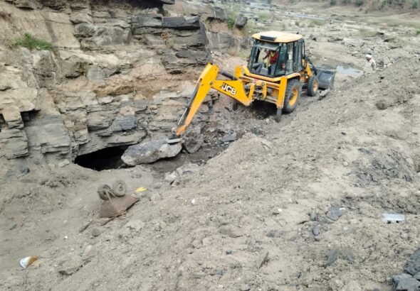 अवैध उत्खनन से बने गड्ढों को किया बंद01