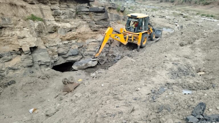 अवैध उत्खनन से बने गड्ढों को किया बंद01