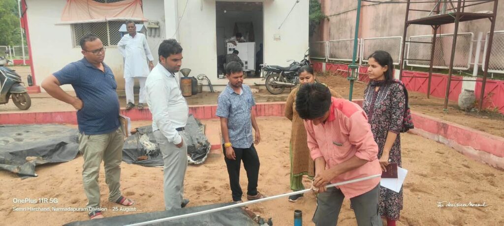 पेट्रोल पंप के औचक निरिक्षण में डीजल की डिस्पेंसिंग यूनिट में गड़बड़ी पाए जाने पर नोजल किया गया सील 3 787598685 827740137026710 3892379049063757528 n
