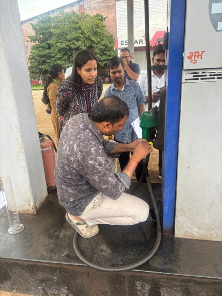 पेट्रोल पंप के औचक निरिक्षण में डीजल की डिस्पेंसिंग यूनिट में गड़बड़ी पाए जाने पर नोजल किया गया सील 2 787884381 2518957761933590 455402843375859856 n