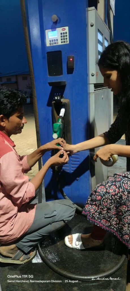 पेट्रोल पंप के औचक निरिक्षण में डीजल की डिस्पेंसिंग यूनिट में गड़बड़ी पाए जाने पर नोजल किया गया सील 4 789426040 27613797754986484 6308687087957793721 n