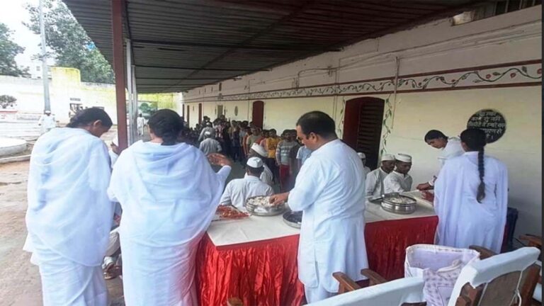 बैतूल ब्रह्मकुमारी बहनों ने जेल में परिरुद्ध बंदियों को बांधा रक्षा सूत्र 11 Betul Jail Rakshabandhan