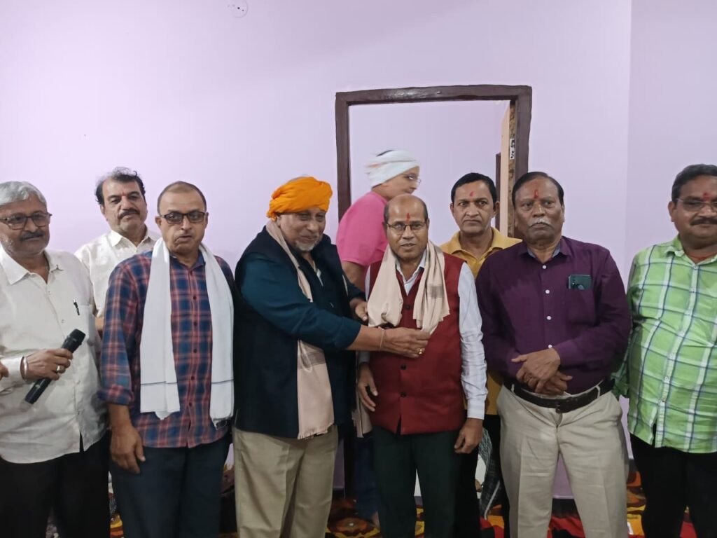 11 दोहे रामायण पाठ का 362 वा सप्ताह पूर्ण, प्रसिद्ध ज्योतिषाचार्य श्रीकांत दीक्षित का किया सम्मान 2 WhatsApp Image 2026 08 12 at 19.48.44