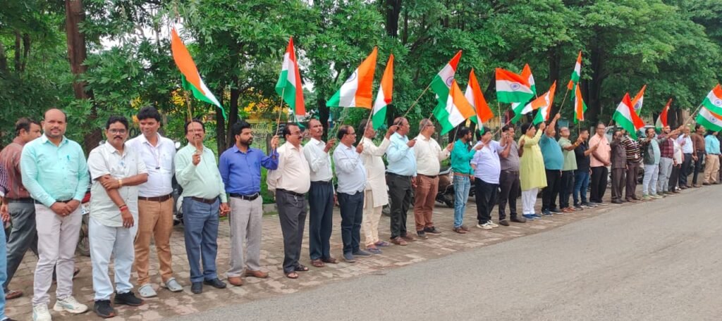 हर-घर तिरंगा अभियान के समापन पर नपाध्यक्ष, सीएमओ ने विभिन्न स्पर्धाओं में विजेता स्कूली बच्चों को किया पुरस्कृत 4 WhatsApp Image 2026 08 17 at 20.11.02 1