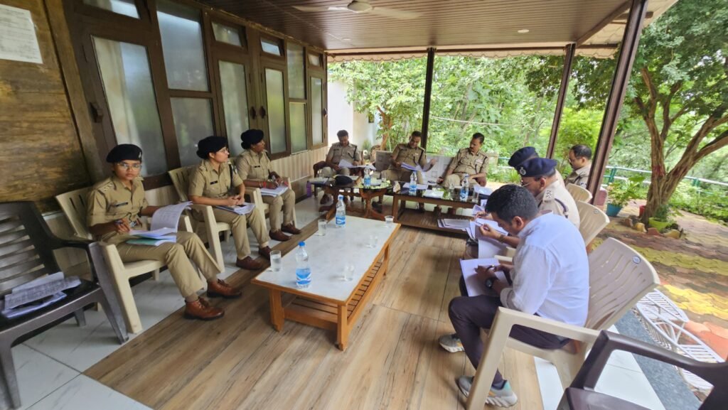 पुलिस महानिरीक्षक नर्मदापुरम जोन द्वारा बैतूल जिले के राजपत्रित अधिकारियों की वार्षिक अपराध समीक्षा बैठक आयोजित 3 WhatsApp Image 2026 08 20 at 17.22.06 1