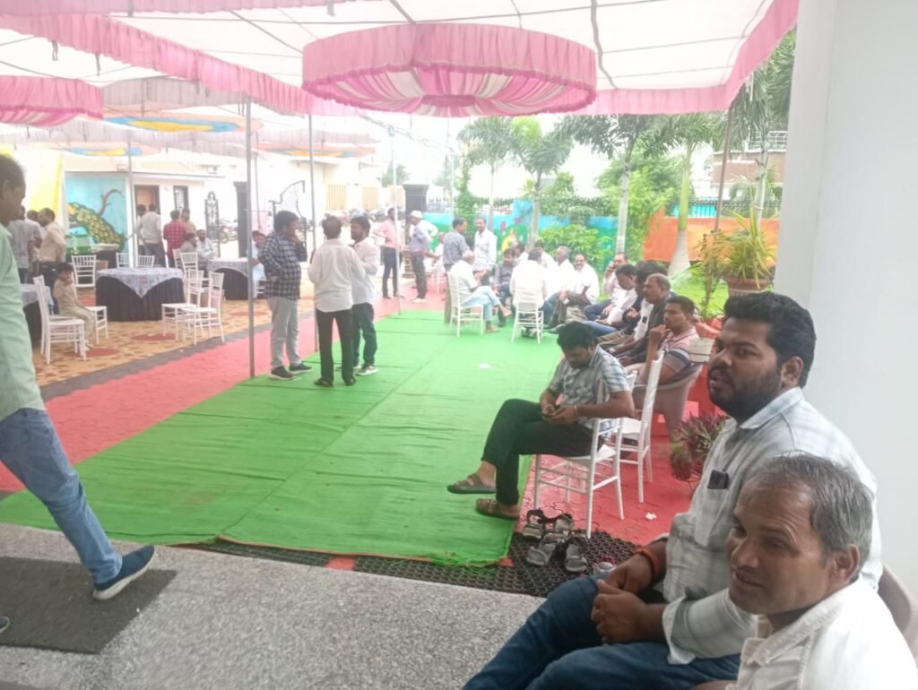बैतूल जिला पंचायत अध्यक्ष राजा पवार ने कार्यकर्ताओं के साथ सादगी और उत्साह से मनाया अपना जन्मदिन; सुंदरकांड पाठ और सहभोज का हुआ आयोजन 4 ab581423 922e 4248 9c22 564b506e2cac