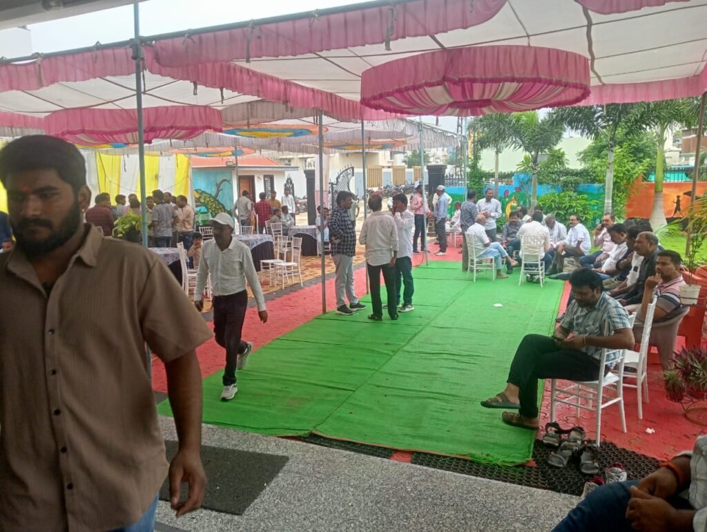 बैतूल जिला पंचायत अध्यक्ष राजा पवार ने कार्यकर्ताओं के साथ सादगी और उत्साह से मनाया अपना जन्मदिन; सुंदरकांड पाठ और सहभोज का हुआ आयोजन 2 f841dc88 627d 46b2 a219 bb1da20e977e
