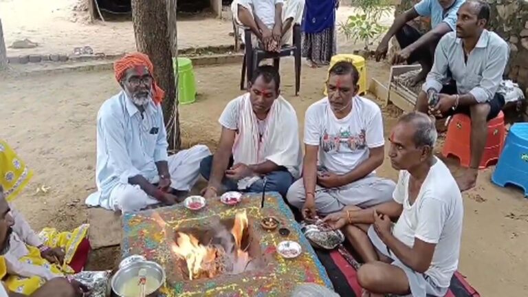 जो चीनी मंहगी करें उसकी ...... स्वाहा ,जो चीनी से पेट्रोल बनाये उसकी ...... स्वाहा जो ये हवन की खबर ना दिखाए उसका .... स्वाहा (वीडियो ) 2 havan
