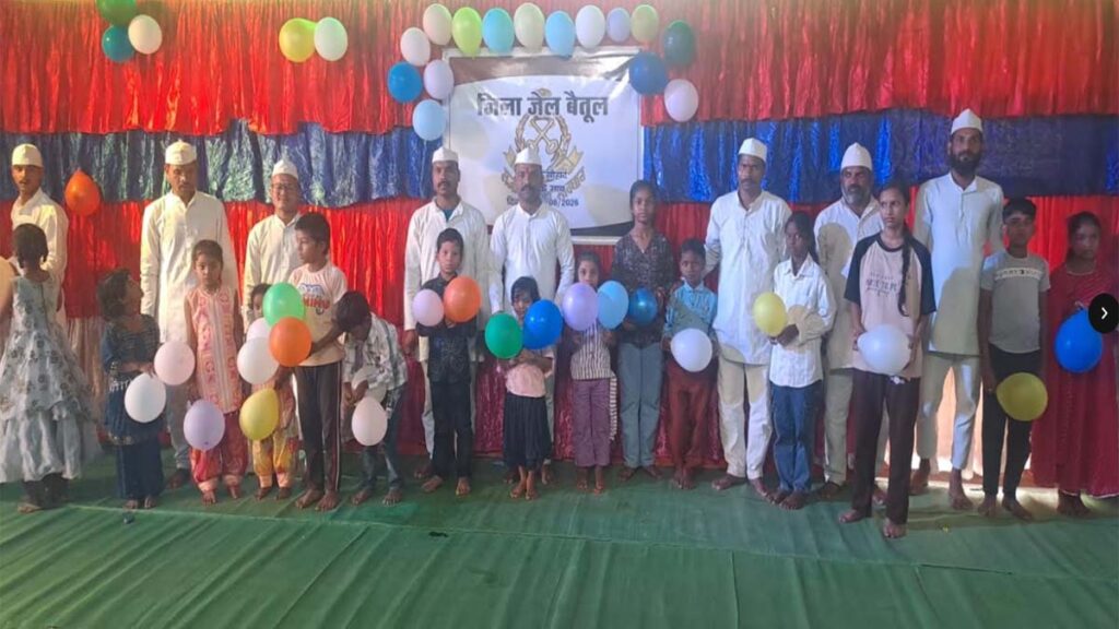 रक्षा बंधन पर जिला जेल में भाई-बहनों ने मनाया स्नेह का पर्व 1 raksha bandhan jila jail betul