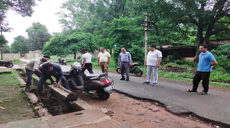 नपाध्यक्ष ने अधिकारियों के साथ देखी स्वच्छता व्यवस्था, नालियों में कचरे पर जताई नाराजगी, तत्काल सफाई के दिए निर्देश 1 safai