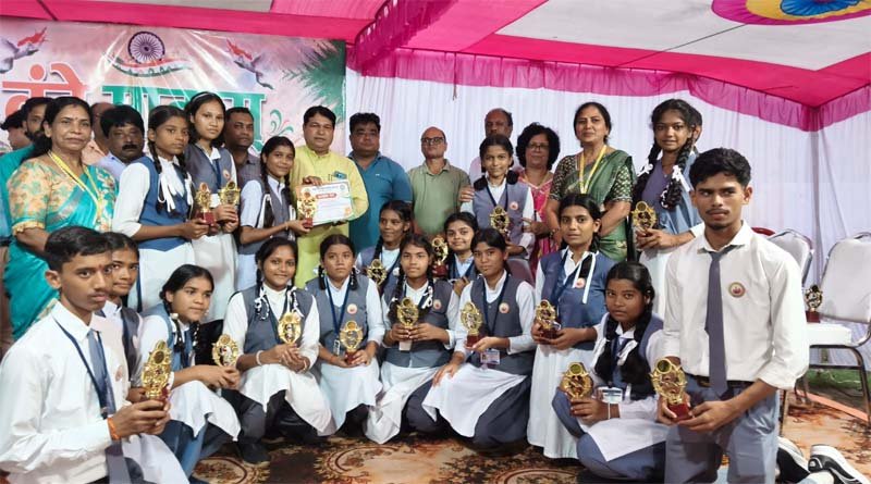 हर-घर तिरंगा अभियान के समापन पर नपाध्यक्ष, सीएमओ ने विभिन्न स्पर्धाओं में विजेता स्कूली बच्चों को किया पुरस्कृत 1 sarni 3